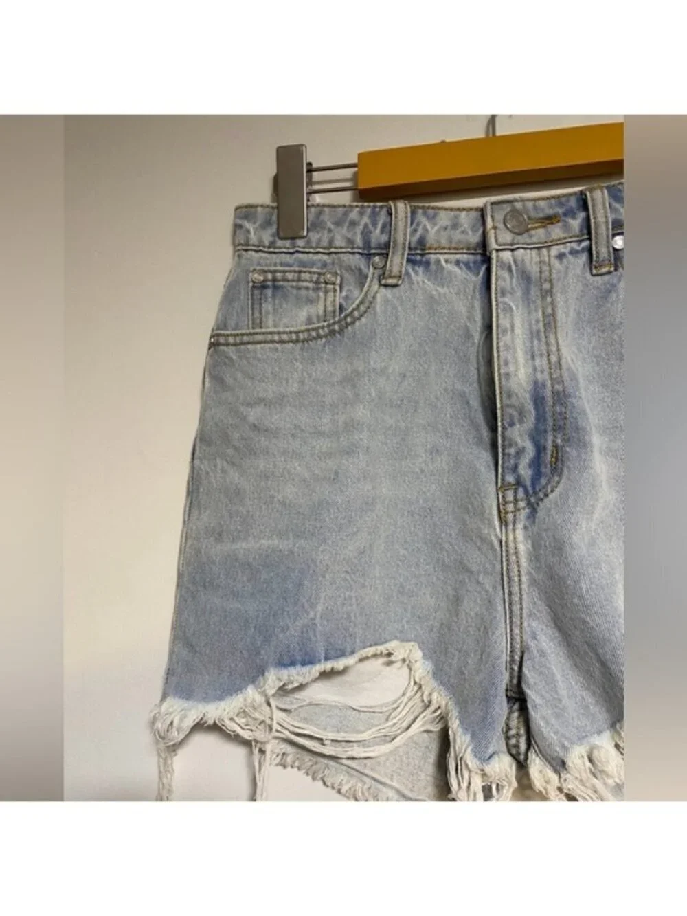 Missguided Distressed Light Wash Denim Shorts – US 6 / UK 10 – Frayed Hem